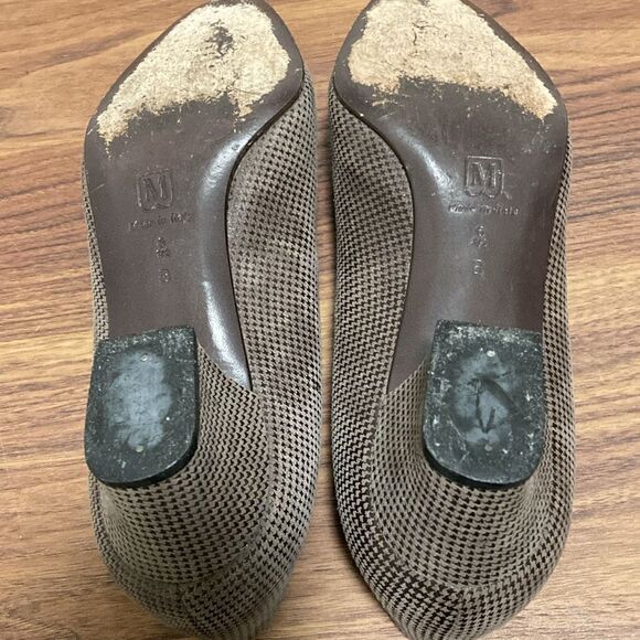 Bruno Magli Suede Leather Pumps with Low Block Heel. Brown/Taupe. Size 6.5 B. - Picture 6 of 9